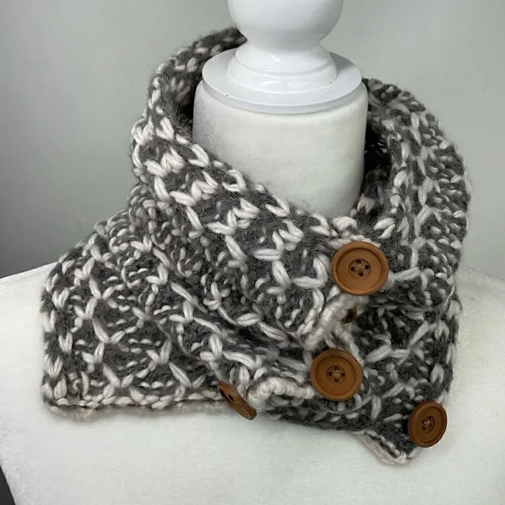 Simply Noelle Chunky Knit Scarf with Buttons Gray and White